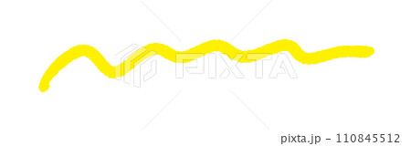 ラフな手書きの黄色い波線 - シンプルでおしゃれな落書きのデコレーション素材 110845512