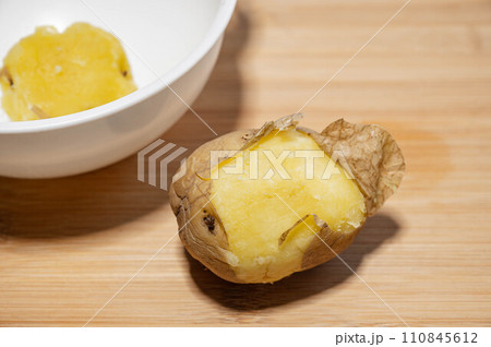 茹でたジャガイモ キタアカリ 茹でたジャガイモ キタアカリ 110845612