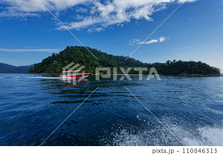 コタキナバルのフェリーからの景色 コタキナバルのフェリーからの景色 110846313