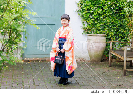 袴姿の女の子 小学生 袴姿の女の子 小学生 110846399