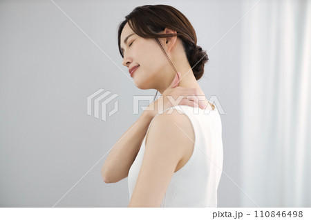 肩こりに悩む女性 110846498