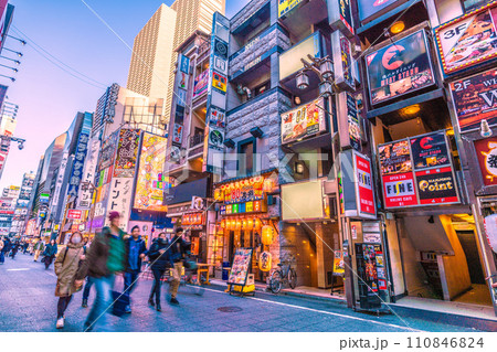 日本の東京都市景観 JN.1に…昼過ぎの歌舞伎町…マ不要＝令和6年1月15日 110846824
