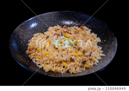 チャーハン　黒い器と炒飯　中華　黒背景　俯瞰 110846949