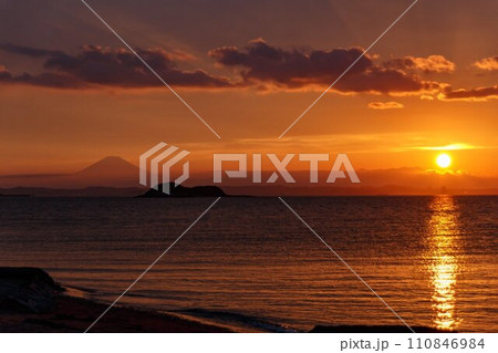 富津岬の夕日 110846984