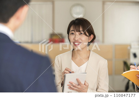 上司の指示を伺う女性 110847177