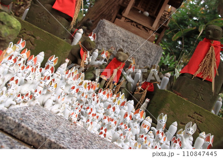 【神奈川県秦野市】白笹稲荷神社に祭られたお稲荷様の置物たち 110847445