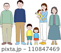 赤ちゃんと小さな子供のいる三世代家族　横に並んで 110847469