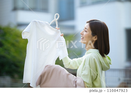 洗濯物を持つミドルの女性 洗濯物を持つミドルの女性 110847923