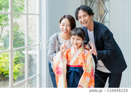 両親と袴姿の女の子 小学生 110848229
