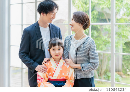 両親と袴姿の女の子 小学生 110848234