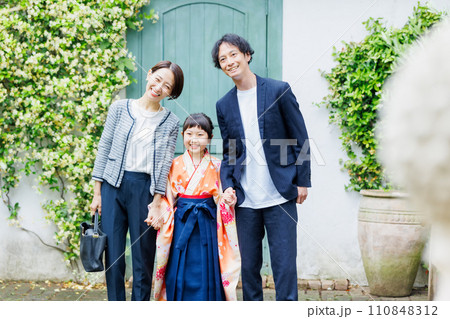 両親と袴姿の女の子 小学生 110848312