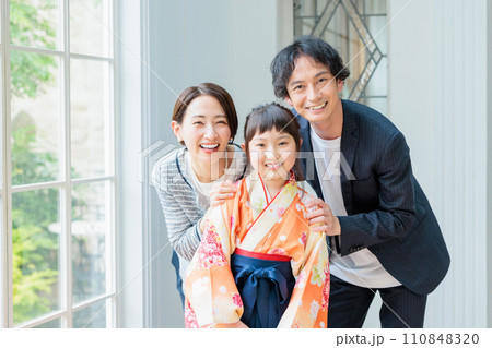 両親と袴姿の女の子 小学生 両親と袴姿の女の子 小学生 110848320