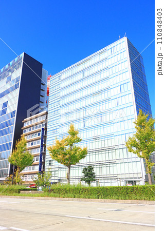 愛知県名古屋市、多くの高層ビルが立ち並ぶ桜通周辺の風景 110848403