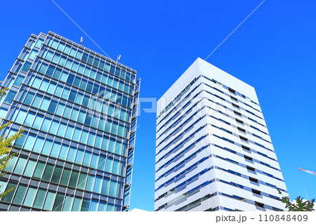 愛知県名古屋市、多くの高層ビルが立ち並ぶ桜通周辺の風景 愛知県名古屋市、多くの高層ビルが立ち並ぶ桜通周辺の風景 110848409