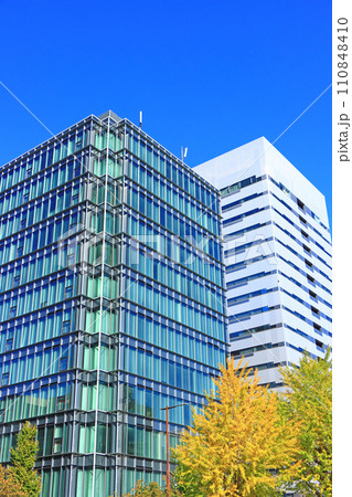 愛知県名古屋市、多くの高層ビルが立ち並ぶ桜通周辺の風景 110848410