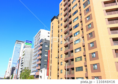 愛知県名古屋市、多くの高層ビルが立ち並ぶ桜通周辺の風景 110848416