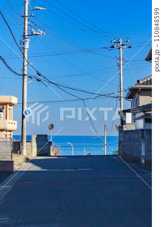 海の見える町 110848599