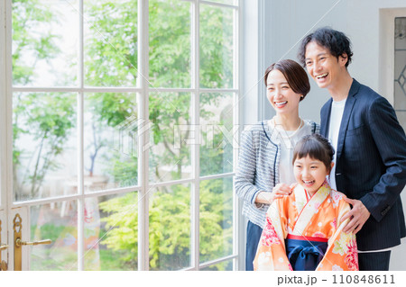 両親と袴姿の女の子 小学生 110848611