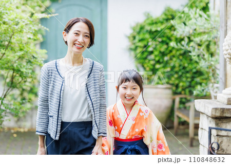 ママと袴姿の女の子 小学生 110848632