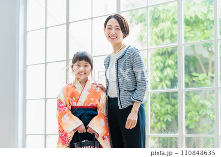 母親とと袴姿の娘 小学生 母親とと袴姿の娘 小学生 110848635