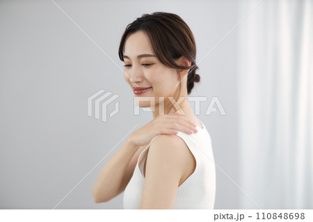 肩こりに悩む女性 110848698