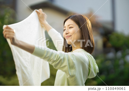 洗濯物を持つミドルの女性 洗濯物を持つミドルの女性 110849061