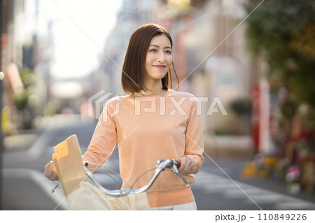 自転車で買い物に行くミドルの女性 自転車で買い物に行くミドルの女性 110849226