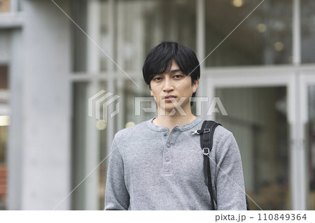 カメラ目線の若い男性 大学生イメージ ポートレート カメラ目線の若い男性 大学生イメージ ポートレート 110849364