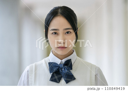 カメラ目線女子高校生　撮影協力：有明教育芸術短期大学 110849419