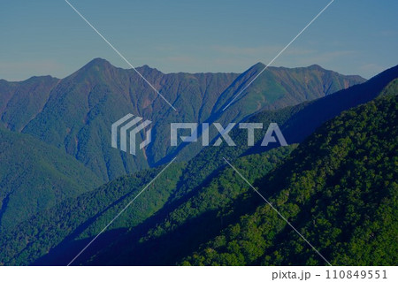 ペテガリ岳登山道稜線からの1839峰とヤオロマップ岳 110849551