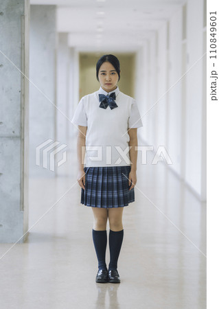 カメラ目線女子高校生　ポートレート　撮影協力：有明教育芸術短期大学 110849601