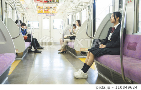 女子高校生　電車通学　イメージ 110849624