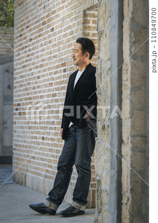 黒いジャケットを着た50代半ばの男性 全身 ポートレート 黒いジャケットを着た50代半ばの男性 全身 ポートレート 110849700