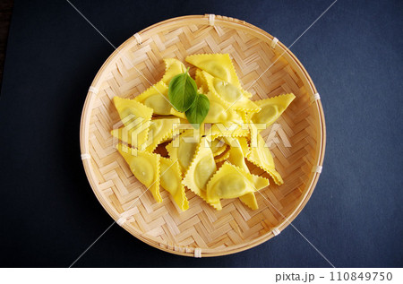 竹細工の盛皿にラビオリ パスタ料理 イタリア 竹細工の盛皿にラビオリ パスタ料理 イタリア 110849750