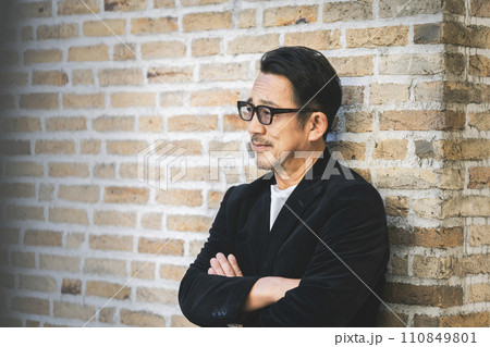 メガネをかけた50代半ばの男性 カメラ目線 ポートレート メガネをかけた50代半ばの男性 カメラ目線 ポートレート 110849801
