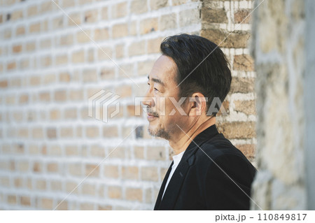 50代半ばの男性　横顔　ポートレート 110849817