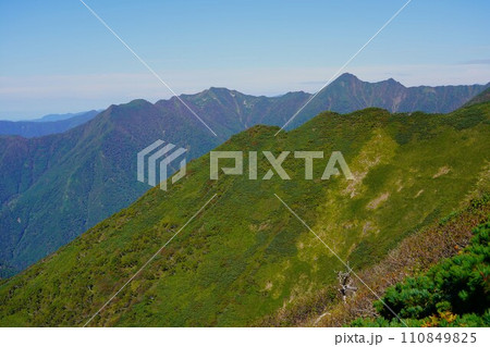 ペテガリ岳稜線からの1839峰とシビチャリ山 ペテガリ岳稜線からの1839峰とシビチャリ山 110849825