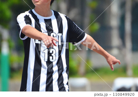 試合中に他の選手に指示を出すエース 試合中に他の選手に指示を出すエース 110849920