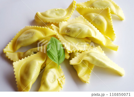 白バックにラビオリとバジル クローズアップ パスタ料理 イタリア 110850071