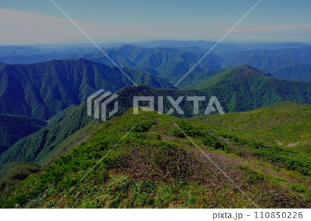 ペテガリ岳山頂からの日高山脈南部の山々 110850226