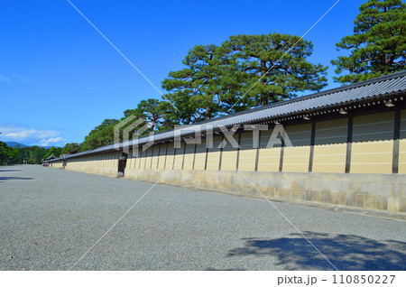 秋晴れに歩く京都御所の長い西築地塀 110850227