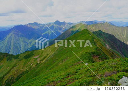 ペテガリ岳山頂からの日高山脈北部の山々 ペテガリ岳山頂からの日高山脈北部の山々 110850258