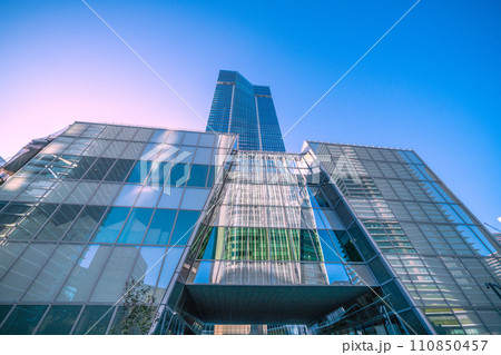 日本の東京都市景観 本日開業の虎ノ門ヒルズステーションタワーやビル群などを望む=令和5年10月6日 日本の東京都市景観 本日開業の虎ノ門ヒルズステーションタワーやビル群などを望む=令和5年10月6日 110850457