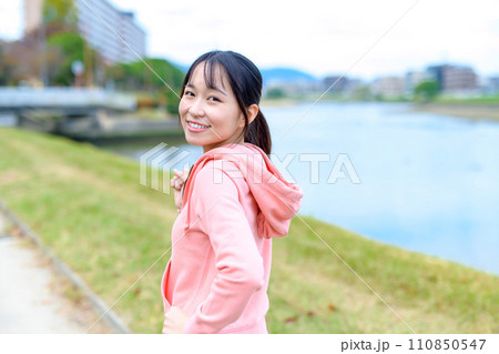 川沿いの外をジョギングする若い女性 ダイエット ランニングウェア 川沿いの外をジョギングする若い女性 ダイエット ランニングウェア 110850547