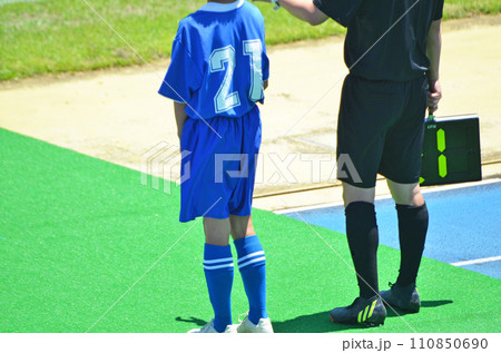 選手交代ボードを使用する第4審判 110850690