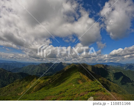 ペテガリ岳山頂からの日高山脈北部の山々 ペテガリ岳山頂からの日高山脈北部の山々 110851166
