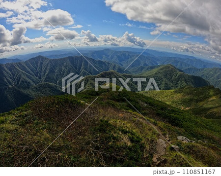 ペテガリ岳山頂からの新冠方面の海岸線 110851167