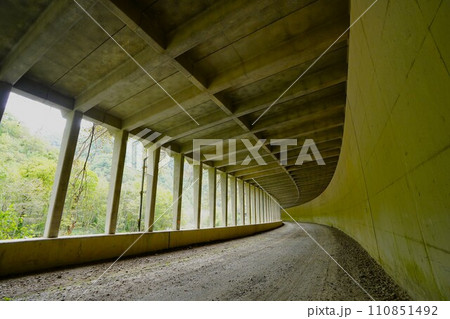 カムイエクウチカウシ山林道のスノーシェッド 110851492