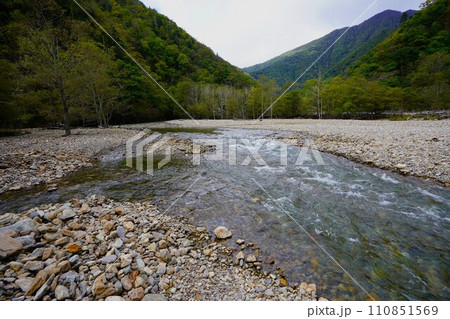 カムイエクウチカウシ山登山道の札内川 110851569