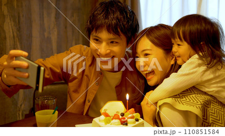 誕生日の記念に自撮りをする家族 110851584
